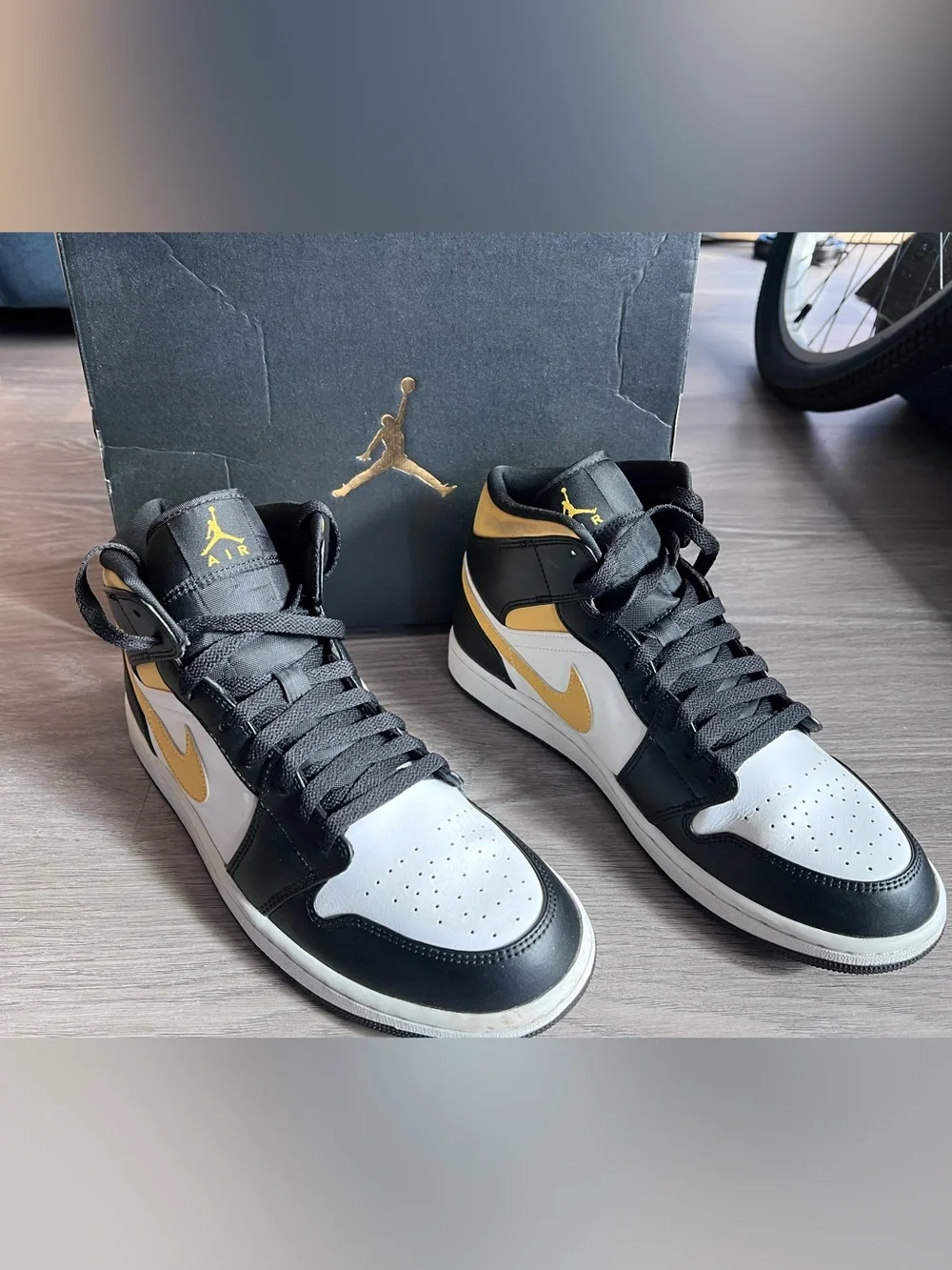 Jordan 1’s Mid — Black, Yellow and White - Picture 8 of 13